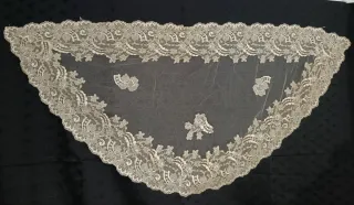 MANTILLA DE ENCAJE SOBRE TUL ANTIGUA