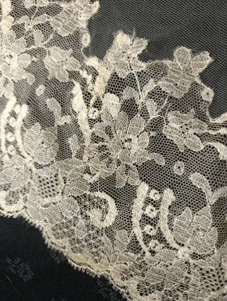 MANTILLA DE ENCAJE SOBRE TUL ANTIGUA