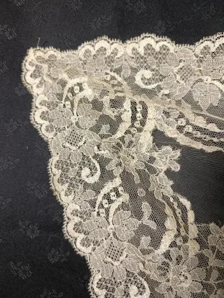 MANTILLA DE ENCAJE SOBRE TUL ANTIGUA