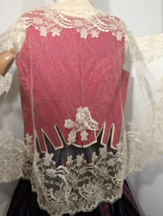 MANTILLA DE ENCAJE SOBRE TUL ANTIGUA
