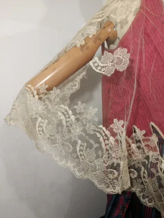 MANTILLA DE ENCAJE SOBRE TUL ANTIGUA