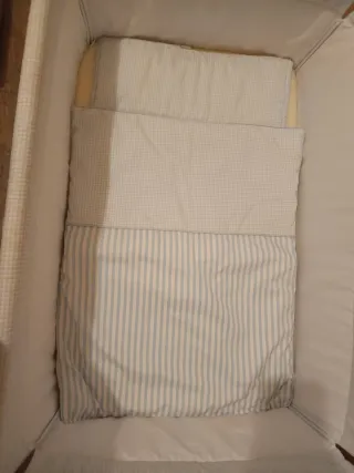 Minicuna con ruedas y textiles