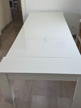 Mesa de madera blanca extensible