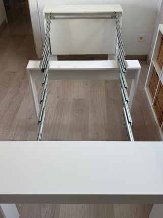 Mesa de madera blanca extensible