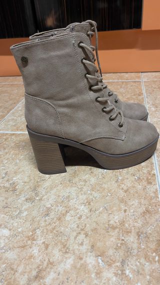 Botas de tacón beige con cordones