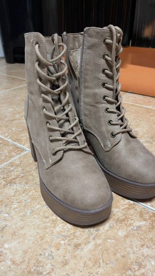 Botas de tacón beige con cordones