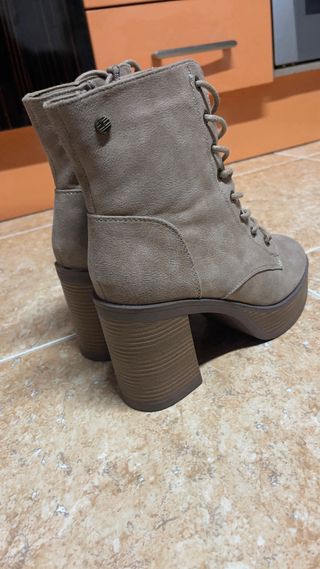 Botas de tacón beige con cordones