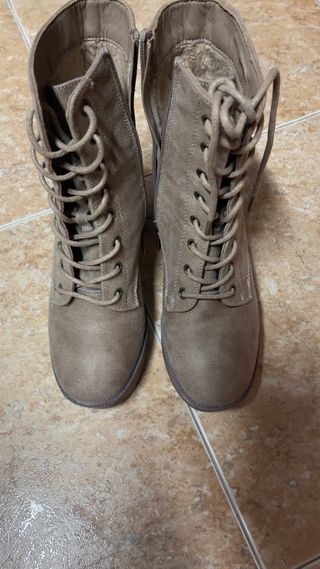 Botas de tacón beige con cordones