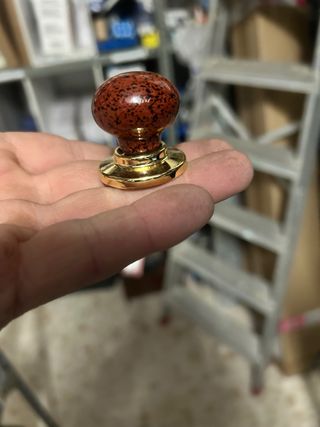 Pomo tirador mueble dorado y marrón