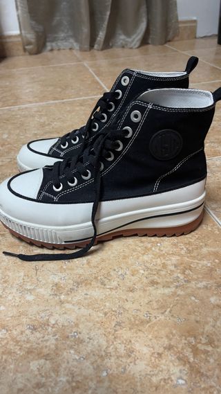Zapatillas altas negras y blancas