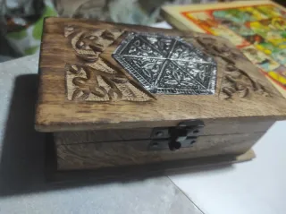 Cajita madera diseño hojas talladas