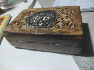 Cajita madera diseño hojas talladas