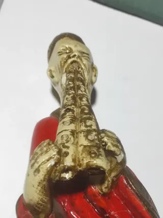 Figura antigua chino con flauta de pan