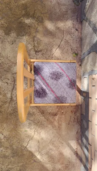 Juego de 4 sillas de madera con asiento tapizado.