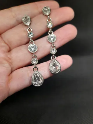Pendientes largos con pedrería