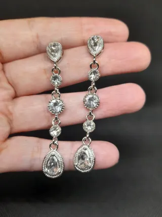 Pendientes largos con pedrería