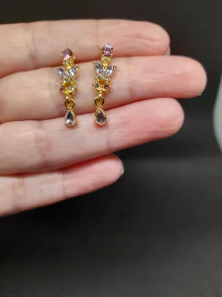 Pendientes dorados con mariposas y piedras moradas