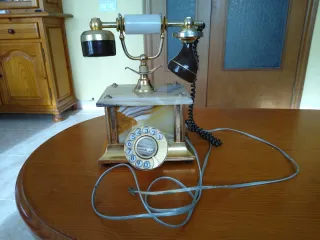 Teléfono antiguo mármol dorado