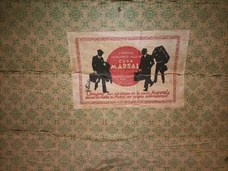 Baúl antiguo de madera y tela