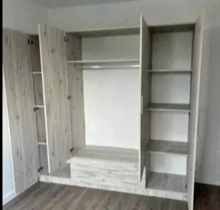 Armario blanco de madera