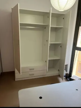 Armario blanco de madera