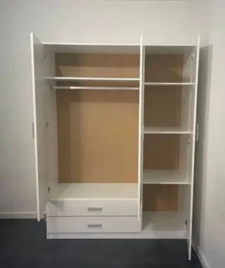 Armario blanco de madera