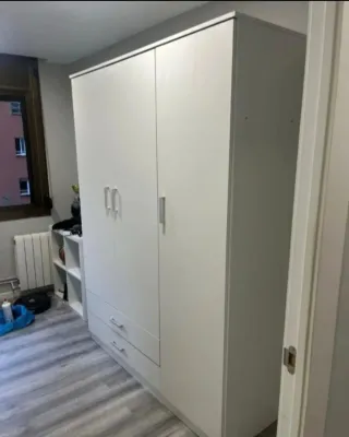 Armario blanco de madera