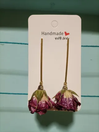 Pendientes Rosas Naturales color granate.