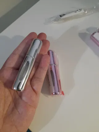 Vaporizador de perfume morado y plateado