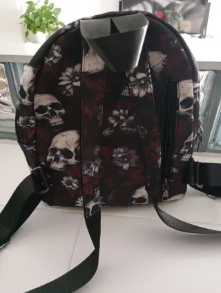 Mochila con estampado de calaveras y flores