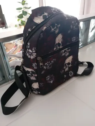Mochila con estampado de calaveras y flores