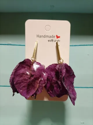 Pendientes de buganvilla morada artesanales.
