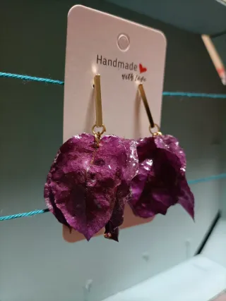 Pendientes de buganvilla morada artesanales.
