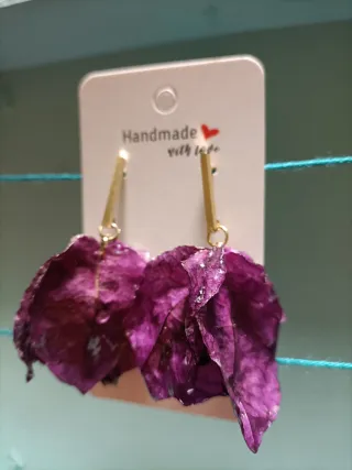 Pendientes de buganvilla morada artesanales.