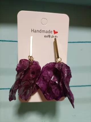 Pendientes de buganvilla morada artesanales.