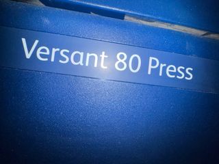 Impresora Xerox Versant 80 con Acabadora