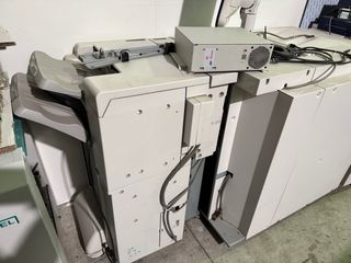 Impresora Xerox Versant 80 con Acabadora