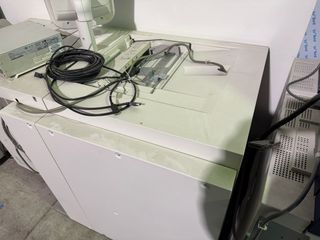 Impresora Xerox Versant 80 con Acabadora