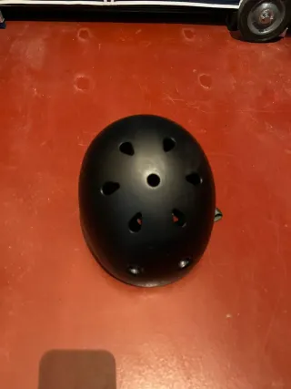 Casco negro para patinaje