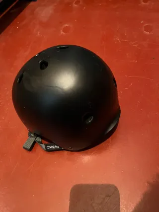 Casco negro para patinaje