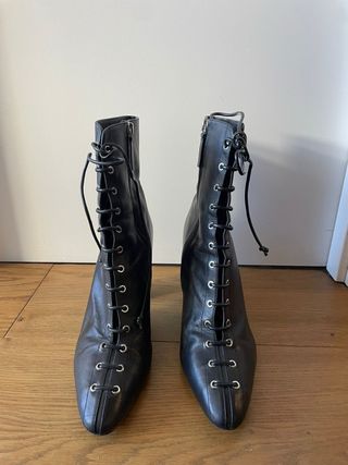Botines de tacón negros con cordones