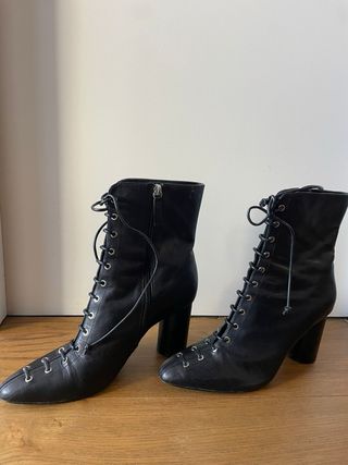 Botines de tacón negros con cordones
