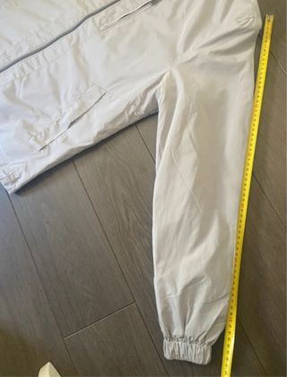 Cazadora impermeable ligera gris