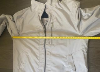 Cazadora impermeable ligera gris