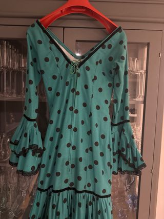 Vestido de flamenca verde con lunares negros
