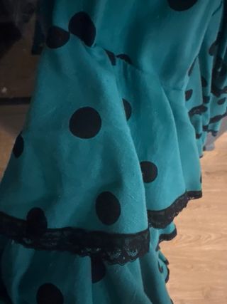 Vestido de flamenca verde con lunares negros