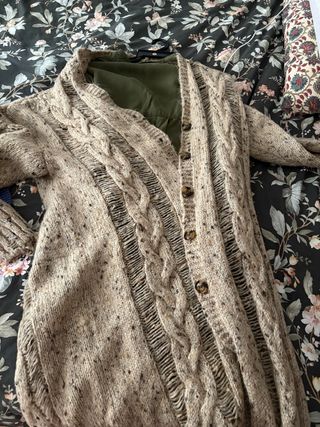 Chaqueta de punto beige con botones