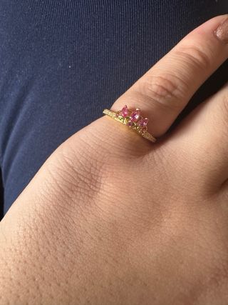 Anillo dorado con piedras rosas T.54