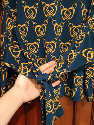 Blusa manga 3/4, estampado cadena, lazo en espalda