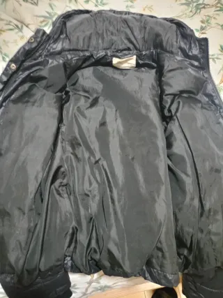 Chaqueta negra acolchada con capucha